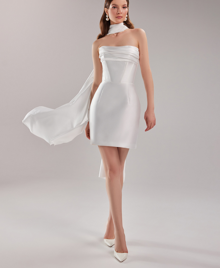 Короткое свадебное платье с открытым верхом из микадо фото