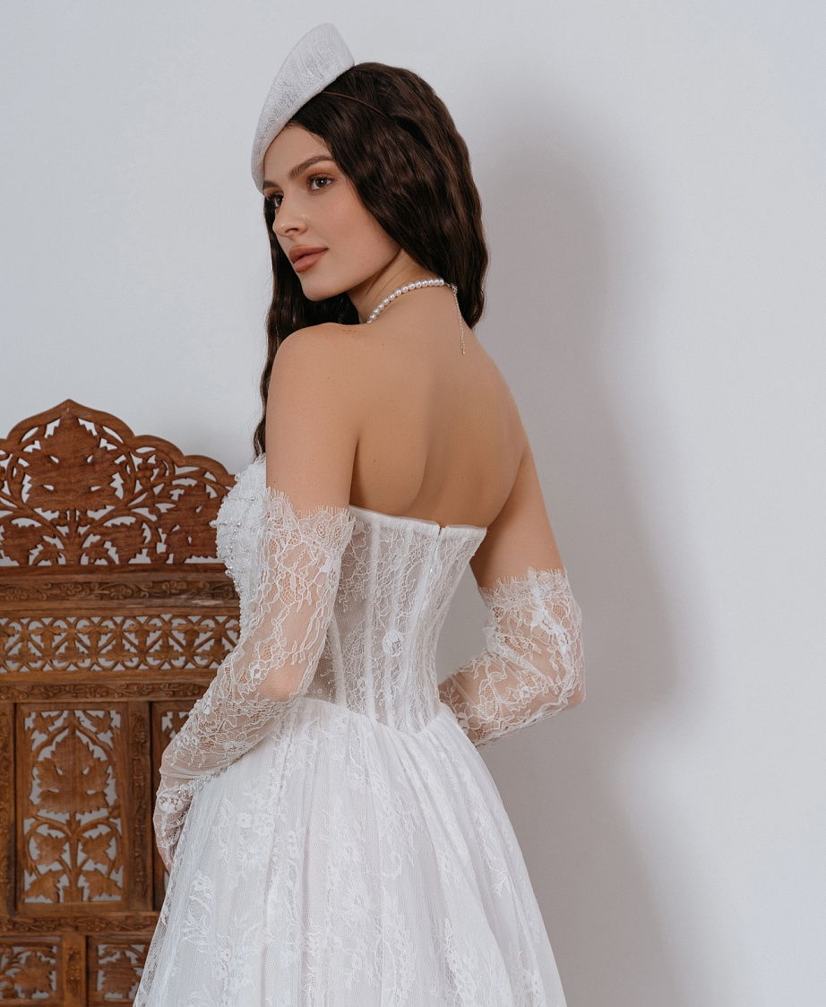 Роскошное кружевное свадебное платье с диснеевским корсетом фото