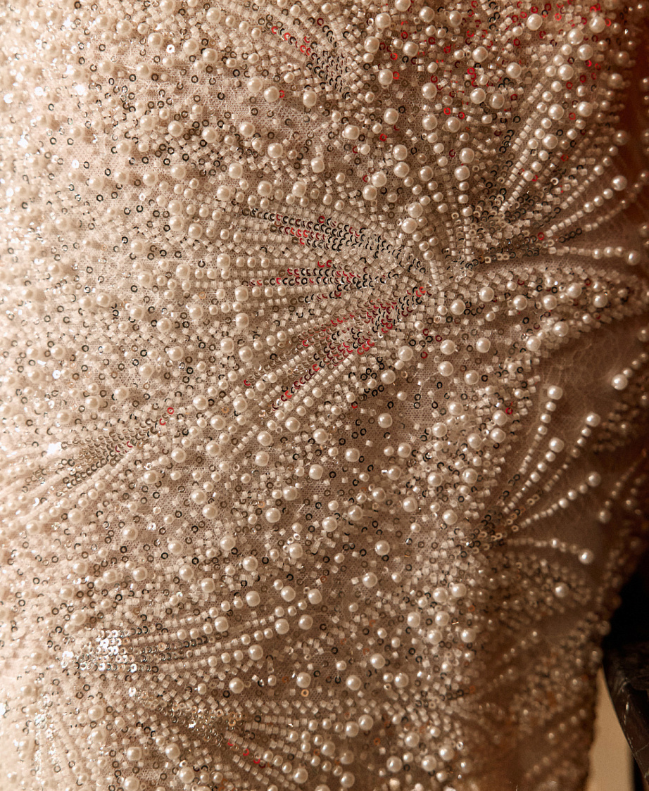 Роскошное облегающее свадебное платье с открытыми плечами фото