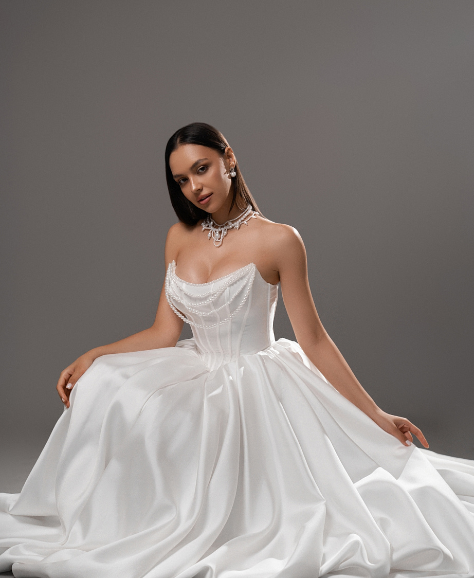 Атласное свадебное платье с корсетом в стиле принцесса фото