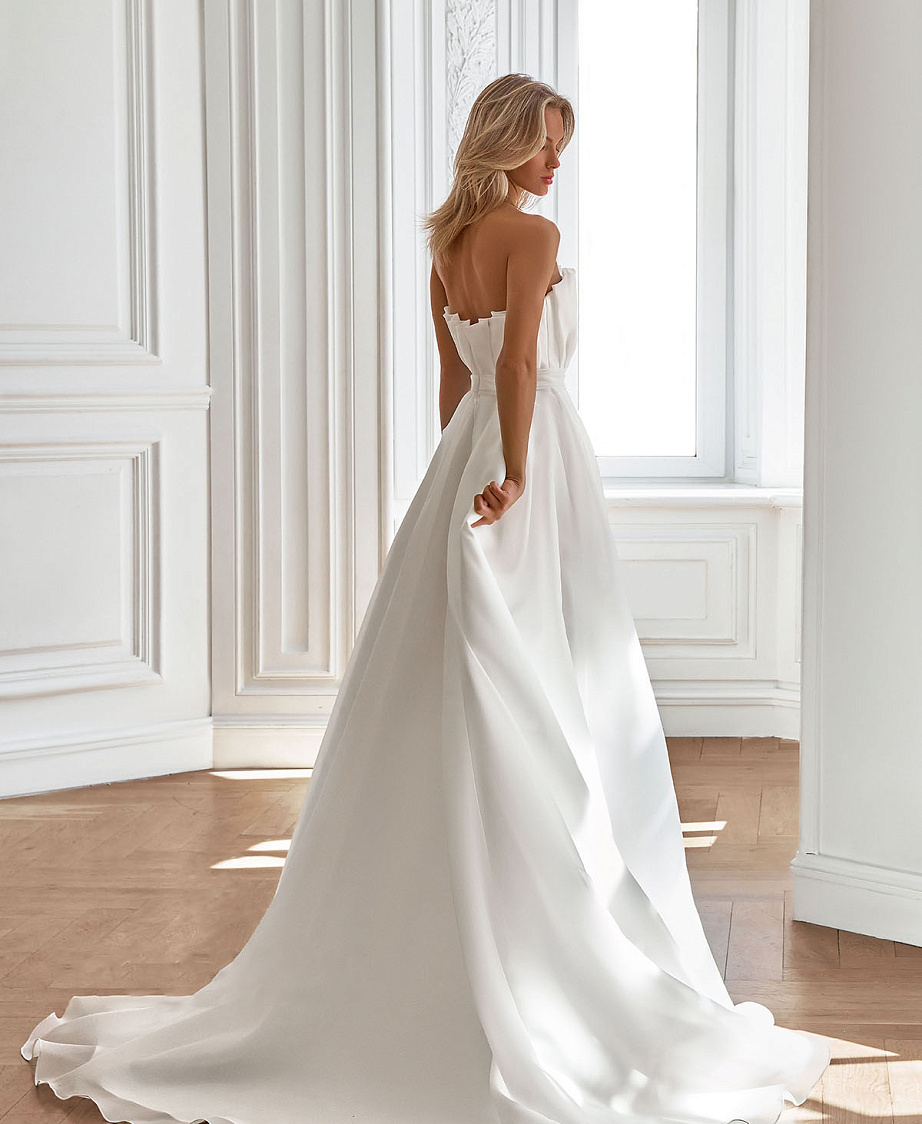 Шифоновое свадебное платье с драпировкой фото