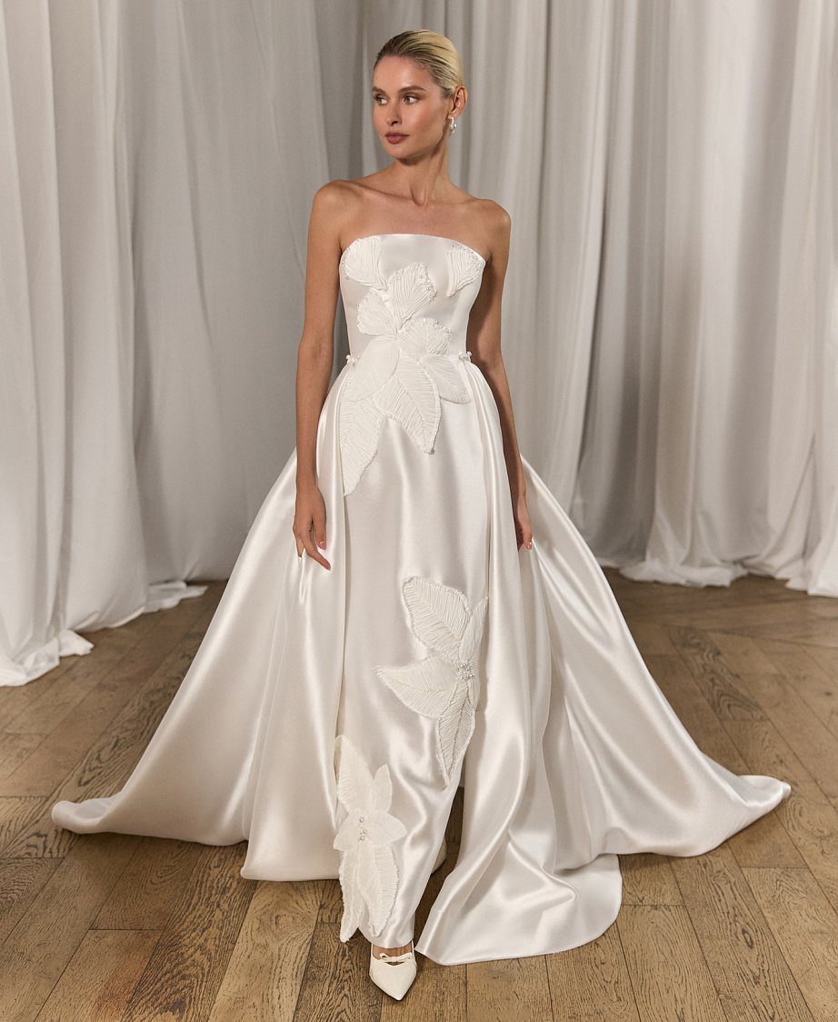 Элегантное платье из микадо с декором из цветов и съемным шлейфом фото