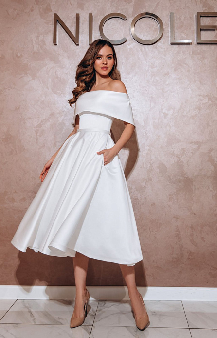 Атласное свадебное платье ниже колена фото