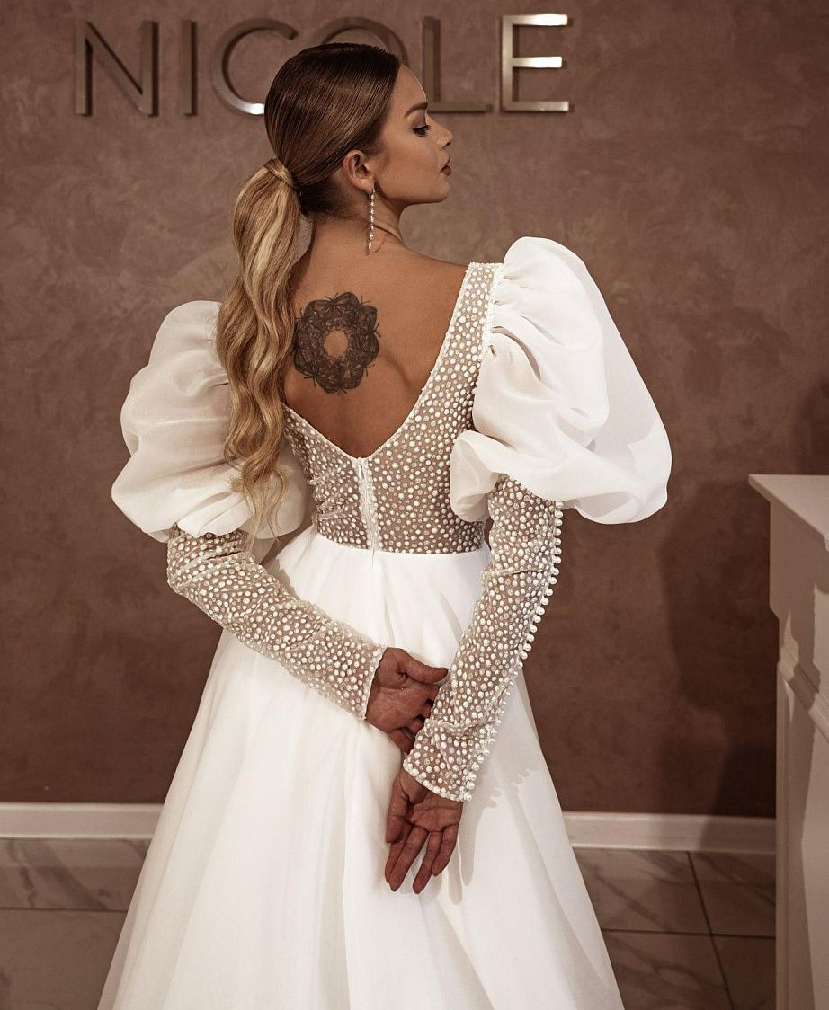 Свадебное платье с шифоновой юбкой и сияющим верхом фото