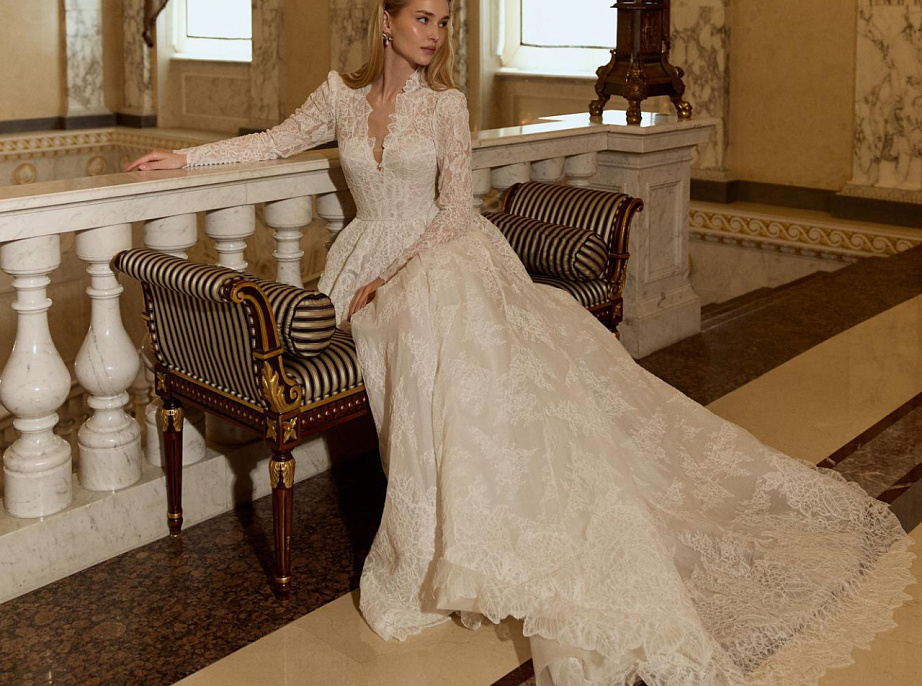 Закрытое кружевное свадебное платье cо шлейфом фото