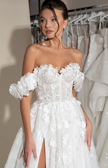 Нежное свадебное платье с разрезом фото