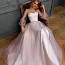 Нежное свадебное платье с жемчужинами фото
