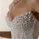 Свадебный комплект с расшитым пайетками корсет и атласной юбкой фото