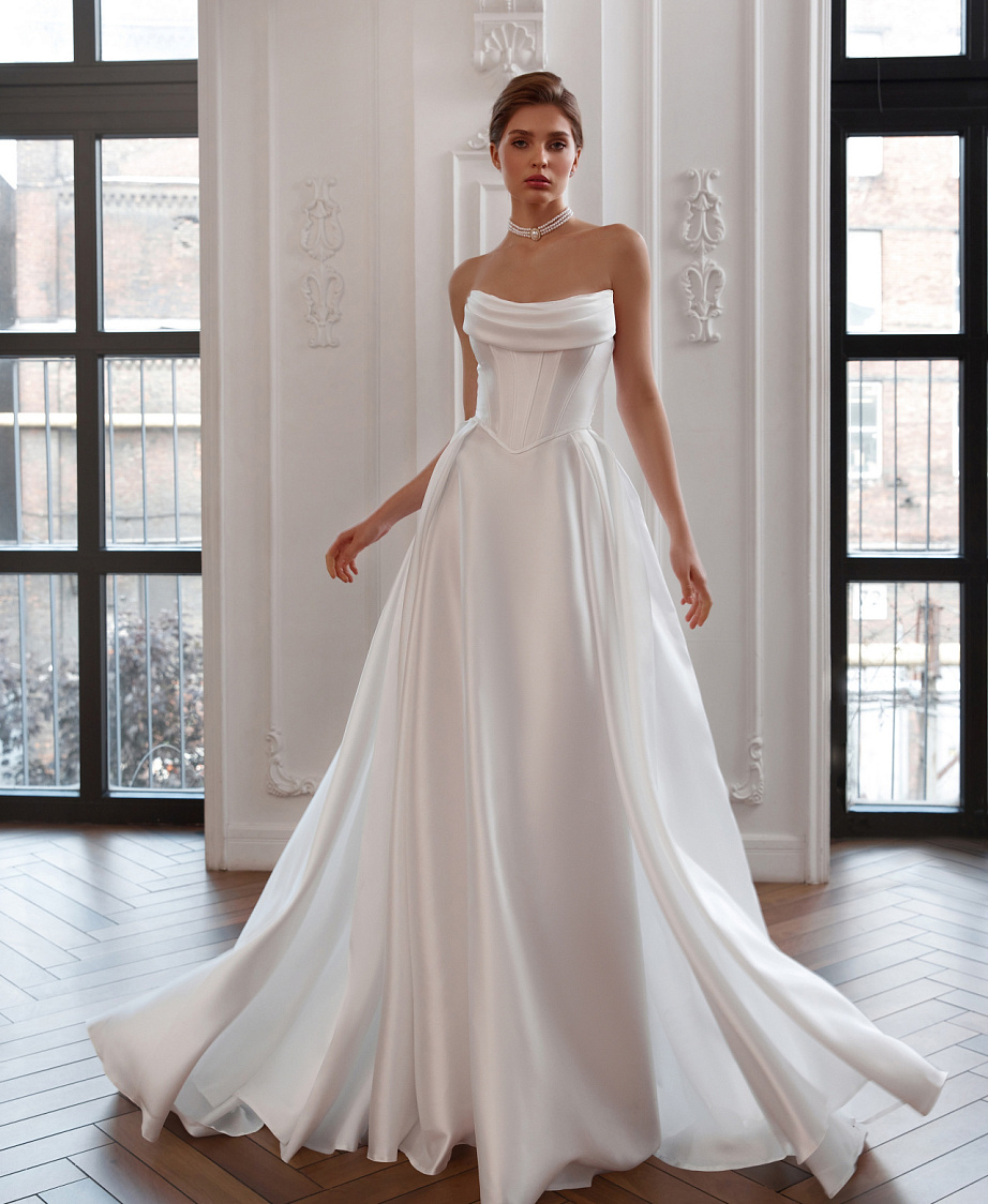 Атласное свадебное платье с диснеевским корсетом фото