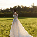 Кружевное свадебное платье с жемчугом фото