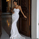 Стильное свадбеное палтье силуэта-русалка, выполненное из атласной ткани фото