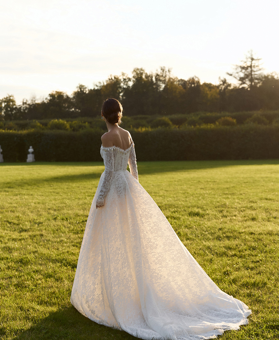 Кружевное свадебное платье с жемчугом фото