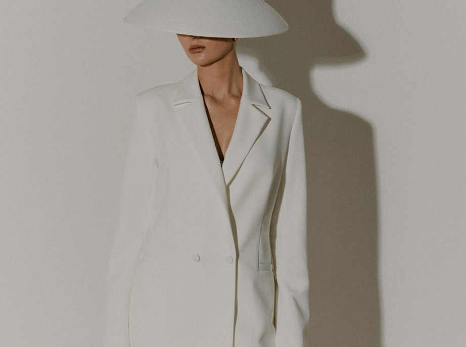 Элегантный свадебный костюм свободного кроя фото