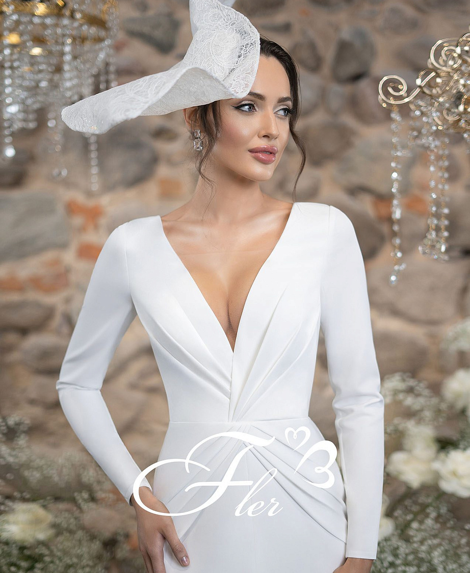 Лаконичное свадебное платье с руквами и V-вырезом фото