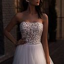 Свадебное платье с корсетом и открытыми плечами фото