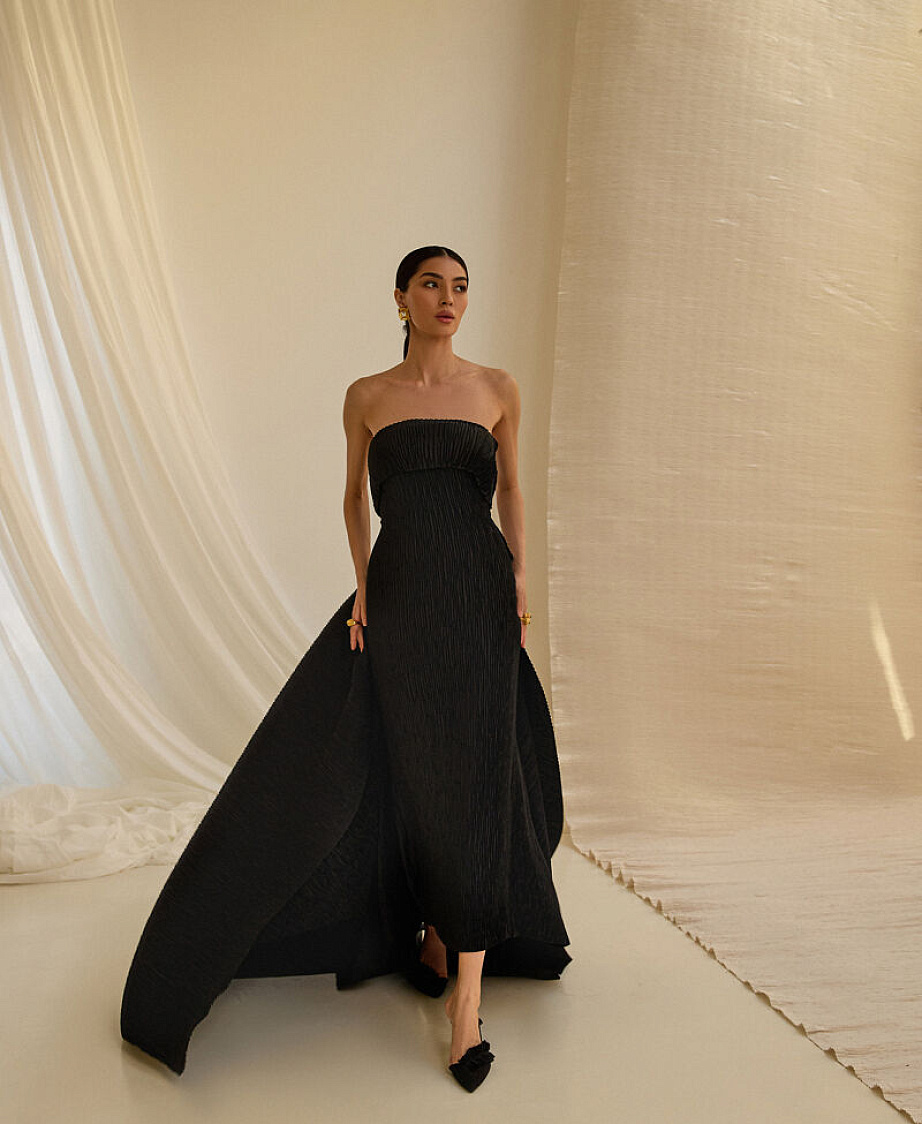 Черное вечернее платье из плиссе фото