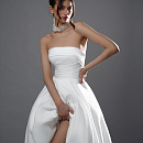 Лаконичное свадебное платье с открытыми плечами фото