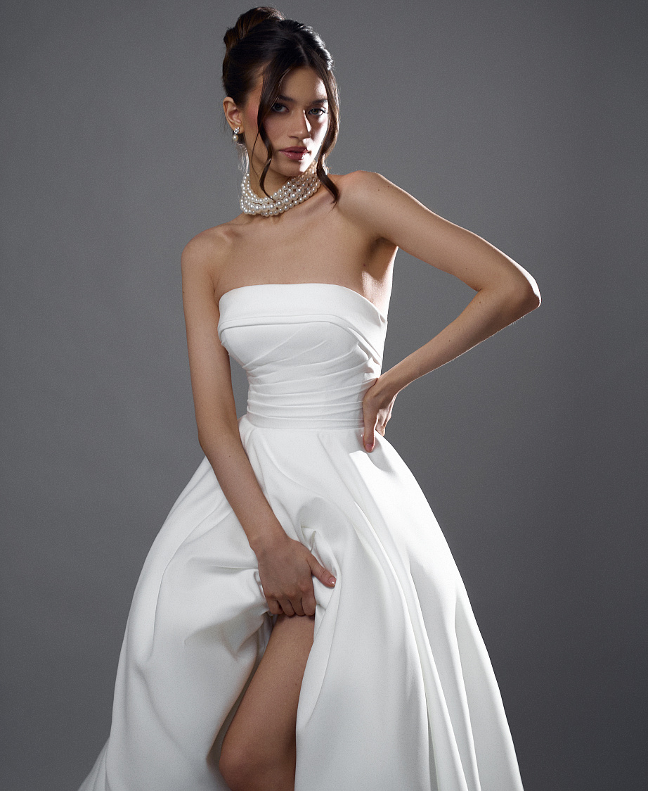 Лаконичное свадебное платье с открытыми плечами фото