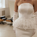 Атласное свадебное платье с кружевной баской фото