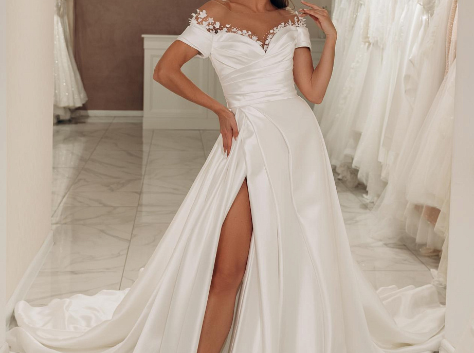 Атласное свадебное платье с длинным шлейфом и декором по лифу фото