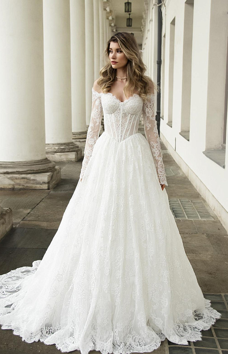 Кружевное свадебное платье с рукавами и открытыми плечами фото