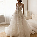 Стильное свадебное платье из дизайнерской ткани фото