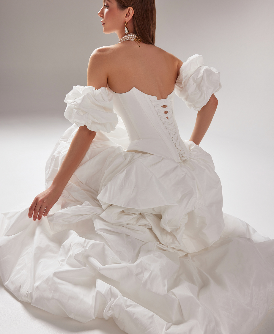 Пышный свадебный комплект из тафты с удлиненной юбкой фото