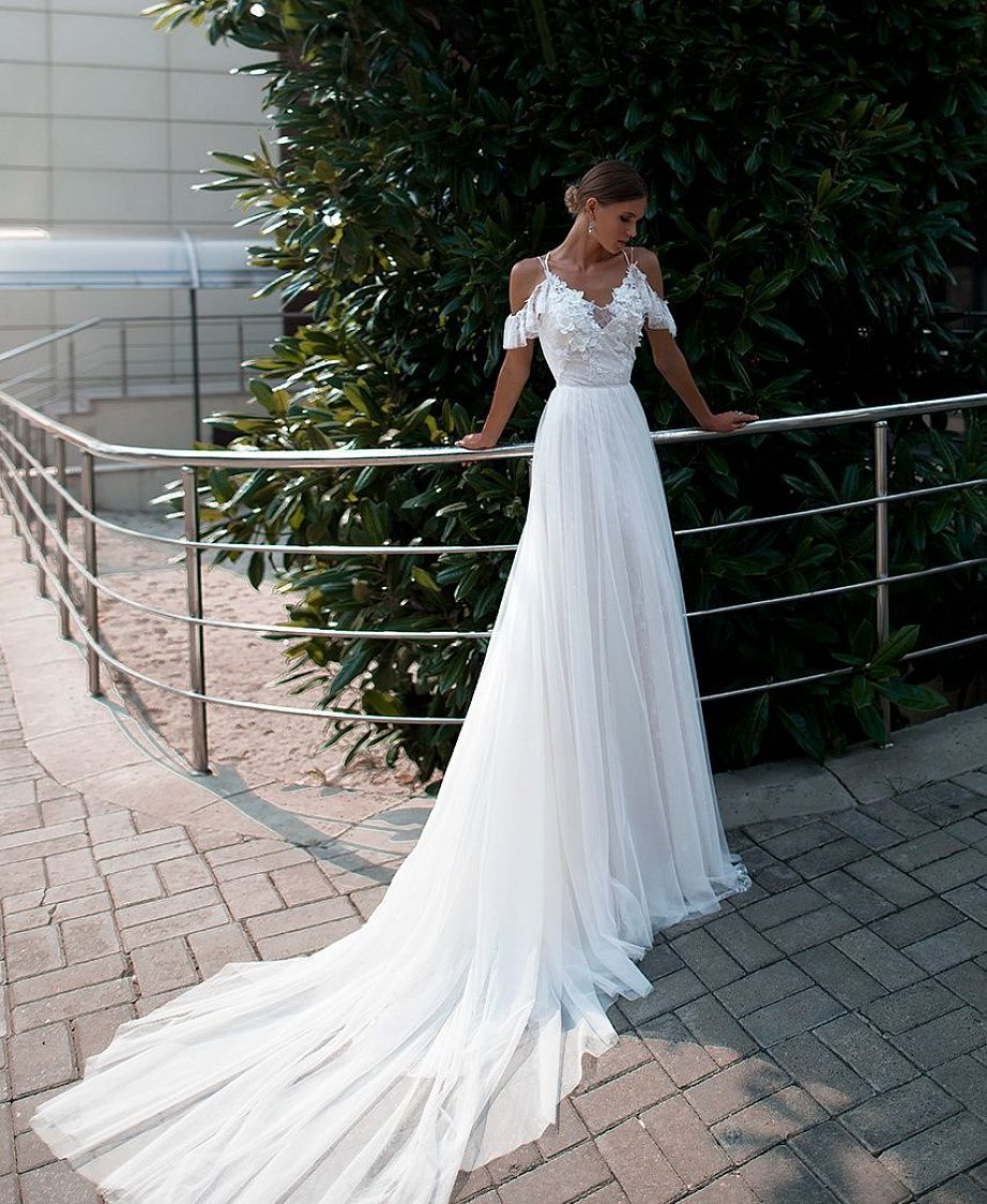 Свадебное платье с воздушными крылышками на плечах