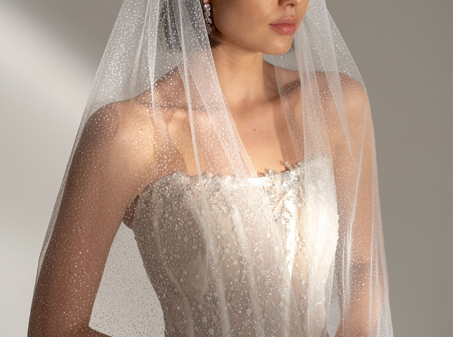 Кружевное блестящее платье А-силуэта фото