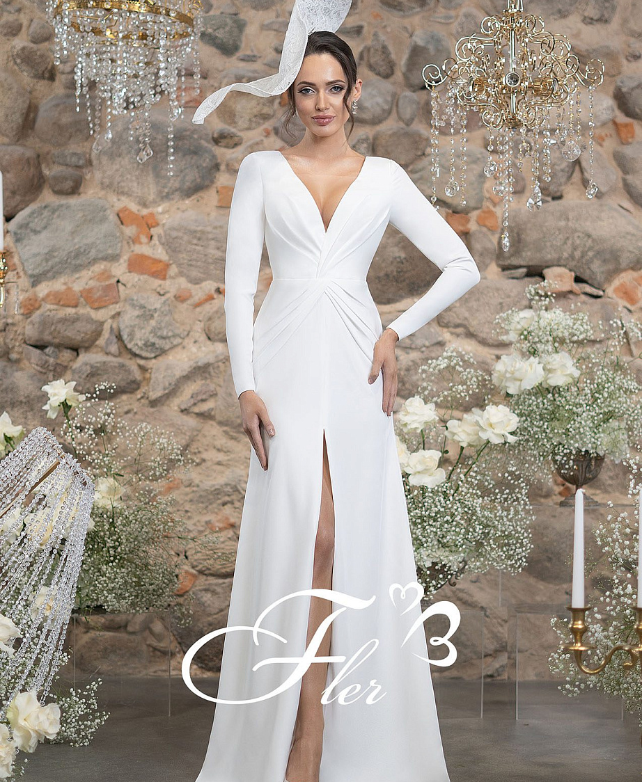 Лаконичное свадебное платье с руквами и V-вырезом фото