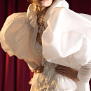 Короткое кружевное свадебное платье с жемчугом фото