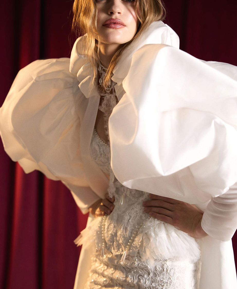 Короткое кружевное свадебное платье с жемчугом фото