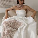 Эффектное свадебное платье из микадо с кружевной юбкой фото