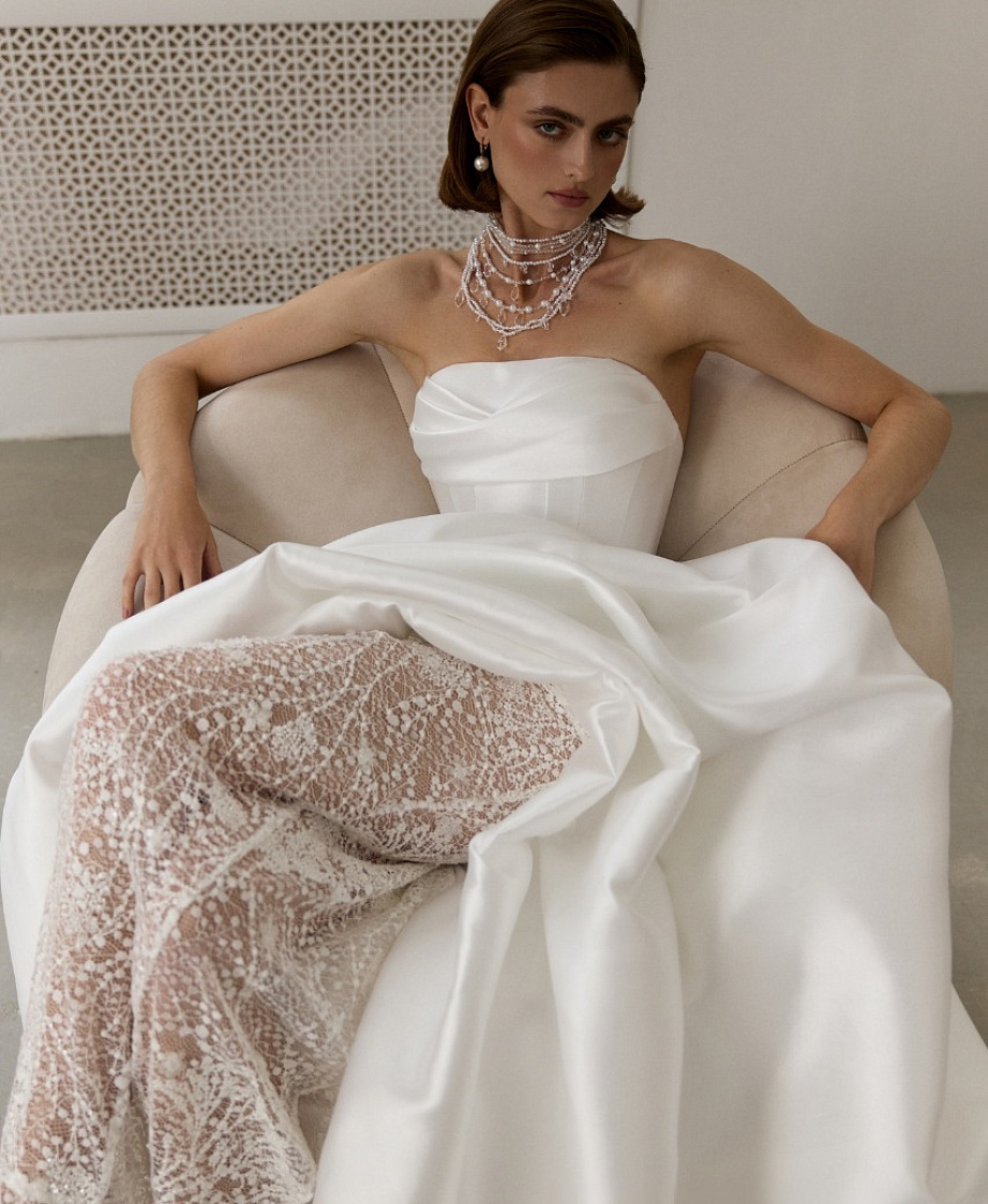 Эффектное свадебное платье из микадо с кружевной юбкой фото