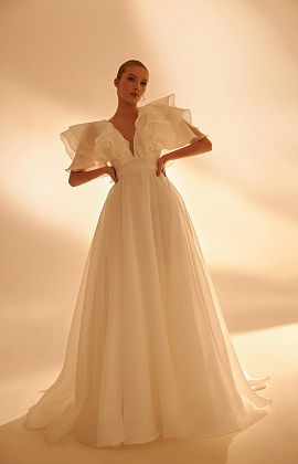 Свадебное платье с многослойными крылышками фото