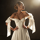 Стильное свадебное платье из тафты с декором в виде бантов фото