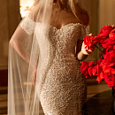 Роскошное облегающее свадебное платье с открытыми плечами фото