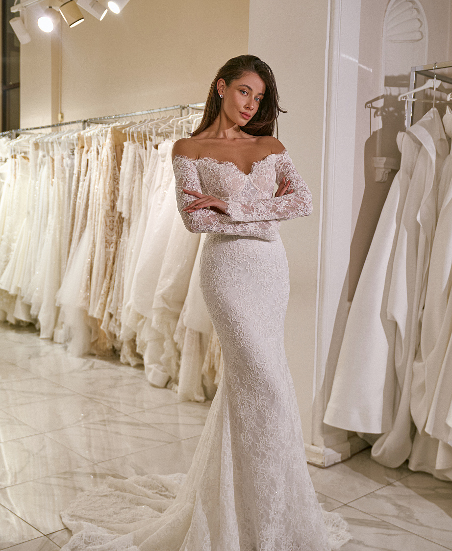 Изысканное кружевное платье со съемным шлейфом фото