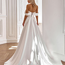 Лаконичное свадебное платье с ассиметричными бретелями фото