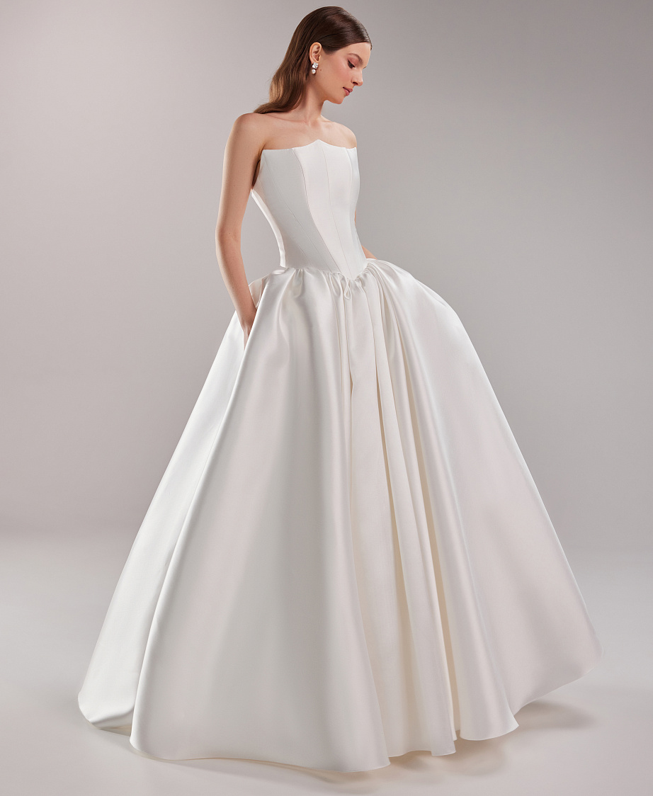 Пышное свадебное платье из микадо с открытыми плечами фото