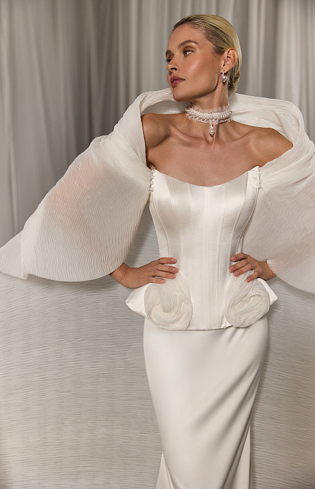 Атласный комплект c кейпом из дизайнерской ткани фото