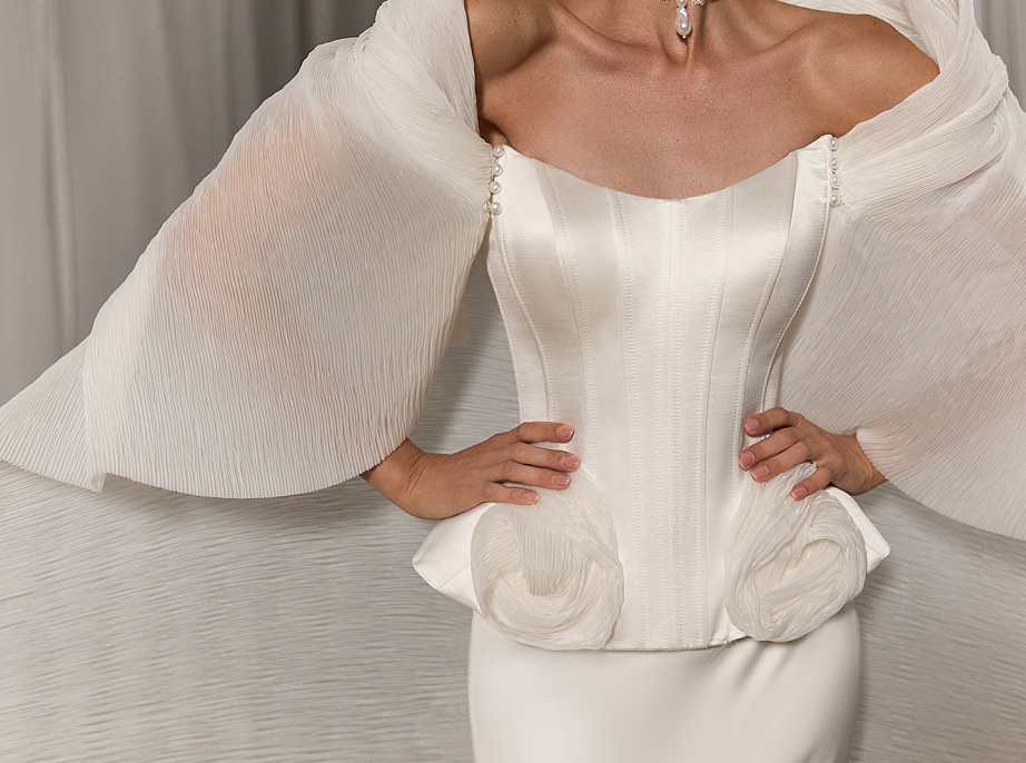 Атласный комплект c кейпом из дизайнерской ткани фото