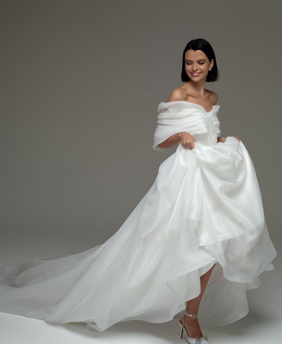 Нежное свадебное платье со спущенными плечами фото