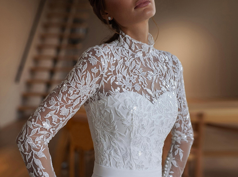 Свадебное платье с кружевными рукавами и шифоновой юбкой фото