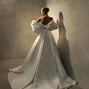 Атласное свадебное платье с объемным бантом фото