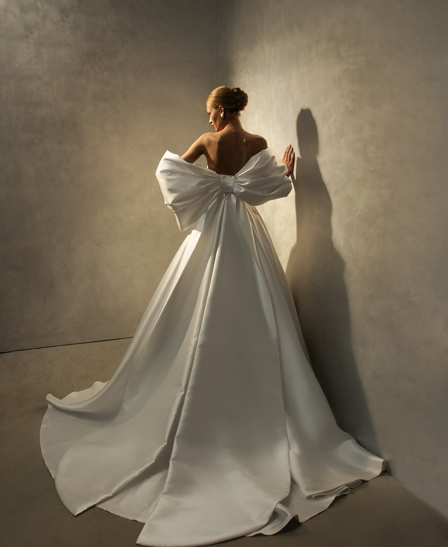 Атласное свадебное платье с объемным бантом фото