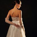 Роскошное свадебное платье с перчатками фото