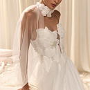 Эффектное свадебное платье с декором в виде цветов с жемчугом фото