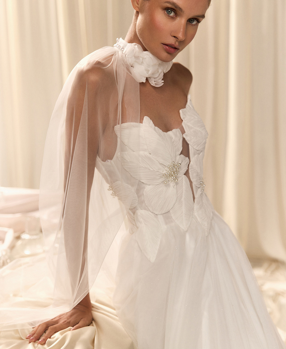 Эффектное свадебное платье с декором в виде цветов с жемчугом фото