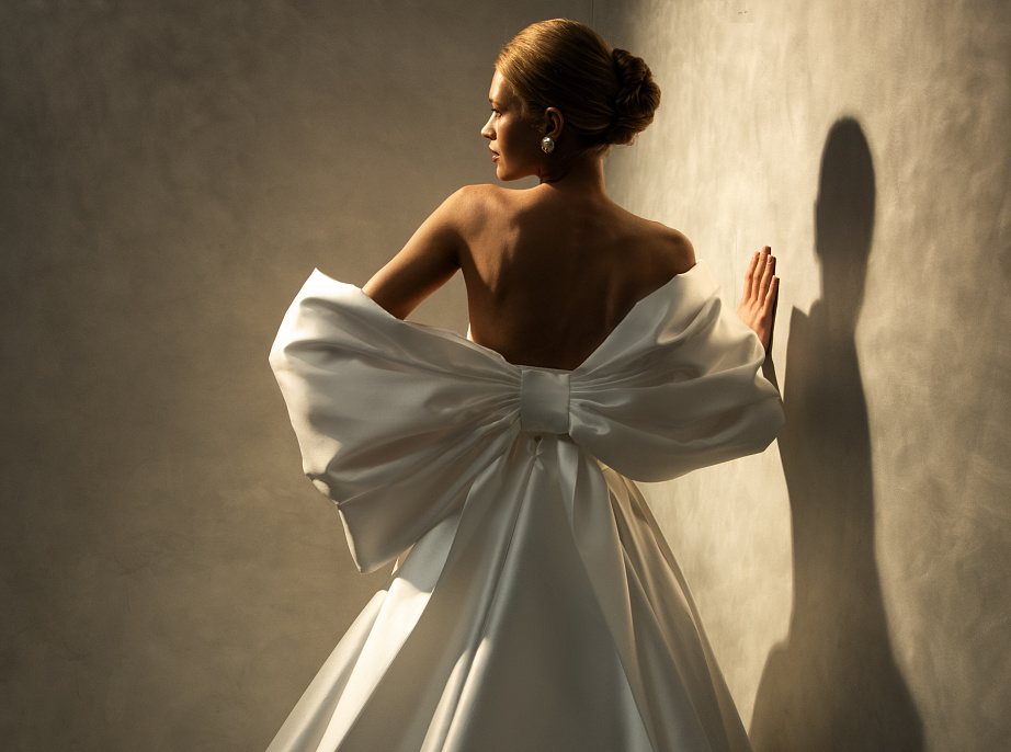 Атласное свадебное платье с объемным бантом фото